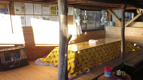 冬は、太陽が射しこむ明るい小屋です。