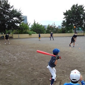 2022年8月「野球大会」: 大人 VS 子ども　日ごろの成果を発揮！子どもチームが勝ちました。